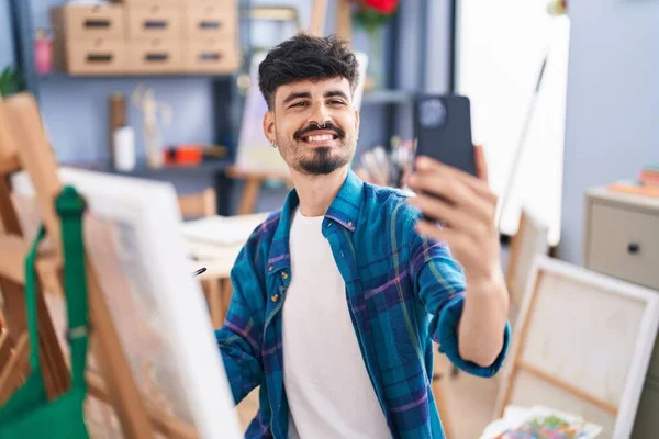 Young Hispanic Man Artist Make Selfie Smartphone Drawing Art Studio — Stok fotoğraf