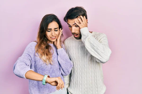 Jovem Casal Hispânico Vestindo Roupas Casuais Olhando Para Relógio Tempo — Fotografia de Stock