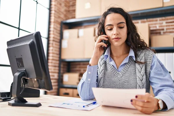 Giovane Donna Ispanica Commerce Business Worker Che Parla Sullo Smartphone — Foto Stock