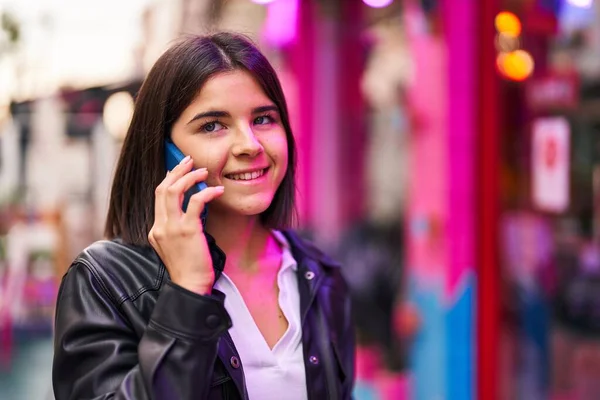 Junge Schöne Hispanische Frau Lächelt Selbstbewusst Und Spricht Auf Der — Stockfoto