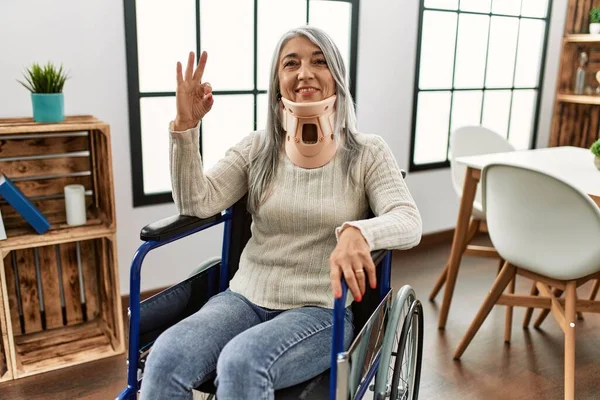 Orta Yaşlı Gri Saçlı Tekerlekli Sandalyede Oturan Tasmalı Parmaklarıyla Imza — Stok fotoğraf