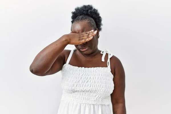 Genç Afrikalı Bir Kadın Beyaz Arka Planda Duruyor Gözleri Kapalı — Stok fotoğraf