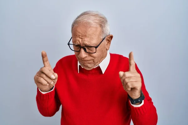 Senior Man Grey Hair Standing Isolated Background Pointing Looking Sad — Fotografia de Stock