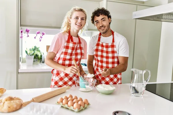 Jong Paar Glimlachen Gelukkig Mengen Ingrediënten Deeg Maken Voor Zelfgemaakt — Stockfoto