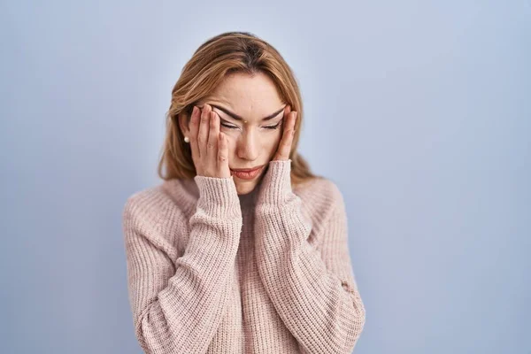 Mavi Arka Planda Dikilen Spanyol Kadın Yorgun Eller Yüzünü Depresyonunu — Stok fotoğraf