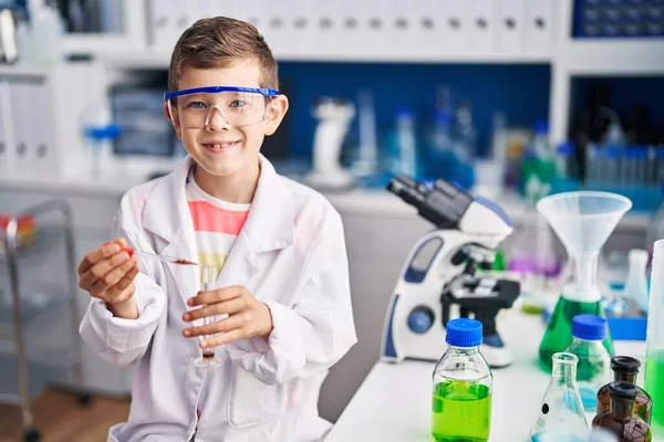 Niño Rubio Vistiendo Uniforme Científico Usando Pipeta Laboratorio — Foto de Stock