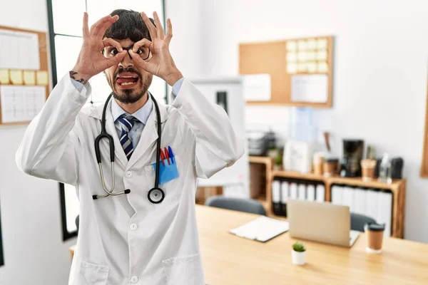 Hispanic Man Beard Wearing Doctor Uniform Stethoscope Office Doing Gesture — ストック写真