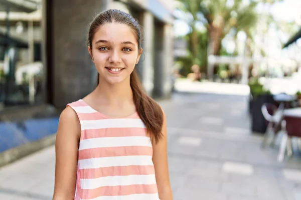 Kavkazský Teenager Dívka Usměvavý Šťastný Stojící Městě — Stock fotografie