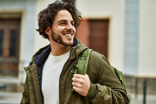 Een Knappe Spaanse Man Die Lacht Naar Stad — Stockfoto