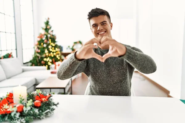 Mladý Hispánec Který Sedí Stole Vánočního Stromku Usmívá Lásce Dělá — Stock fotografie
