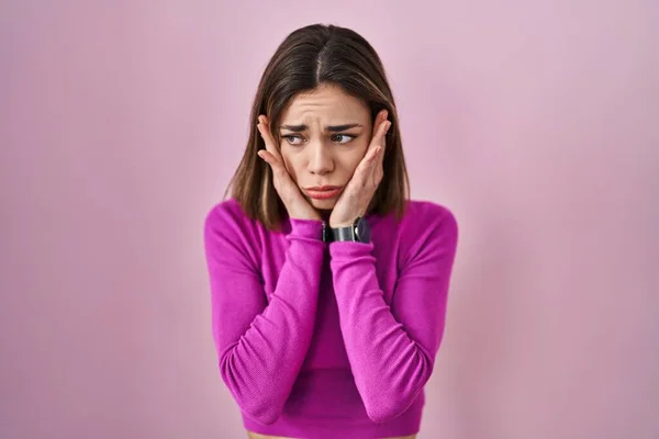 Hispanische Frau Steht Vor Rosa Hintergrund Müde Hände Die Gesicht — Stockfoto