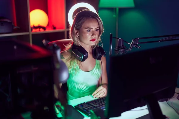 Young Beautiful Hispanic Woman Streamer Playing Video Game Using Computer — 스톡 사진
