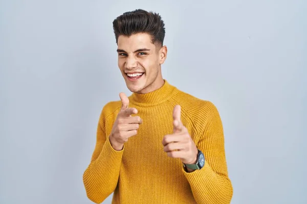 Young Hispanic Man Standing Blue Background Pointing Fingers Camera Happy — Stockfoto