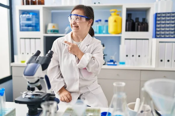 Hispanic Girl Syndrome Working Scientist Laboratory Pointing Aside Worried Nervous — Stock Photo, Image