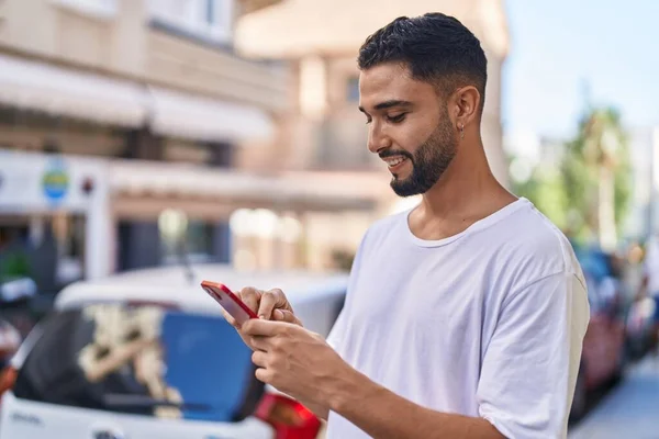 Ung Arabisk Man Ler Säker Med Hjälp Smartphone Gatan — Stockfoto