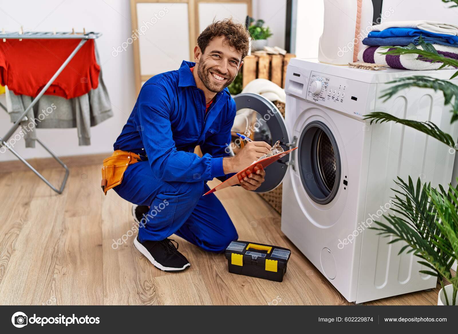 Jovem Hispânico Vestindo Handyman Uniforme Reparar Máquina Lavar Roupa  Lavanderia fotos, imagens de © Krakenimages.com #602229874