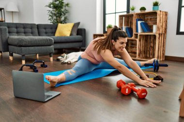 Evde esneme dersleri aldığından emin bir şekilde gülümseyen genç kadın.