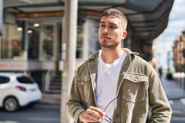 Sokakta duran gevşek yüzlü İspanyol genç adam.