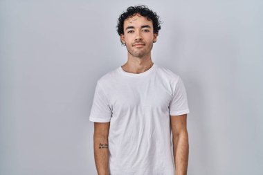 Tecrit edilmiş arka planda duran İspanyol adam yüzünde ciddi bir ifadeyle rahatlamış. Basit ve doğal bir şekilde kameraya bakıyorsun.. 