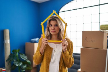 Yeni evinde kuşkucu ve gergin duran genç bir kadın sorun yüzünden surat asıyor. negatif kişi. 