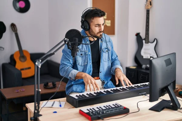 Jovem Compositor Hispânico Compondo Música Estúdio Música — Fotografia de Stock