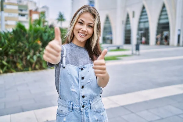 Young Caucasian Woman Outdoors Approving Doing Positive Gesture Hand Thumbs — 스톡 사진