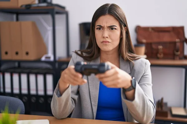 Mulher Hispânica Trabalhando Escritório Jogando Jogos Vídeo Cético Nervoso Franzindo — Fotografia de Stock