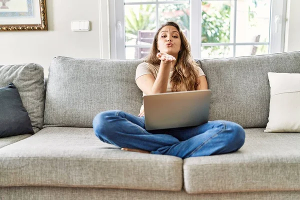 Linda Jovem Morena Sentada Sofá Usando Computador Portátil Casa Olhando — Fotografia de Stock