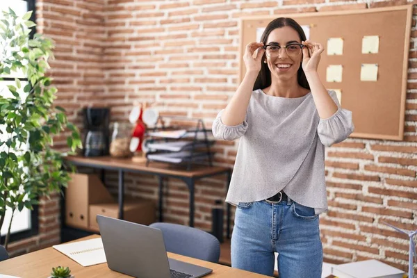 Jonge Mooie Latino Vrouw Zakenman Glimlachend Zelfverzekerd Staan Kantoor — Stockfoto