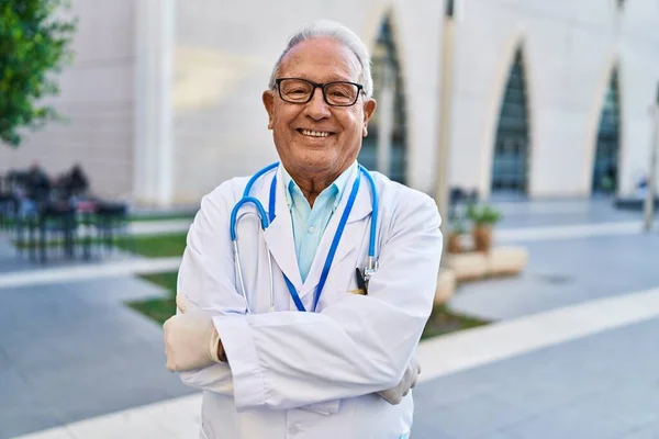 Uomo Anziano Indossando Uniforme Medico Piedi Con Braccia Incrociate Gesto — Foto Stock