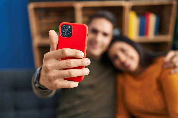 Mężczyzna Kobieta Para Przytulając Się Robi Selfie Przez Smartfon Domu — Zdjęcie stockowe