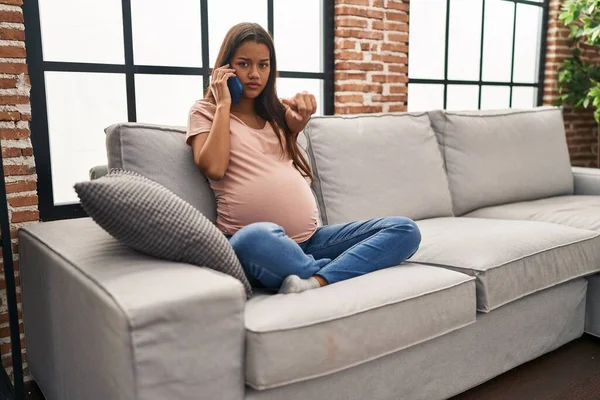 Jonge Zwangere Vrouw Gesprek Spreken Smartphone Wijzend Met Vinger Naar — Stockfoto