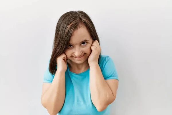 Mladá Žena Downovým Syndromem Stojící Nad Izolovaným Pozadím Zakrývající Uši — Stock fotografie