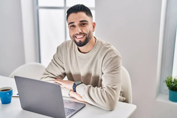 Fiatal Arab Férfi Használ Laptop Kávézás Asztalon Otthon — Stock Fotó