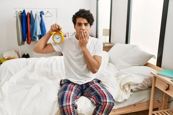 Junger Hispanischer Mann Mit Wecker Der Schlafzimmer Sitzt Und Den — Stockfoto