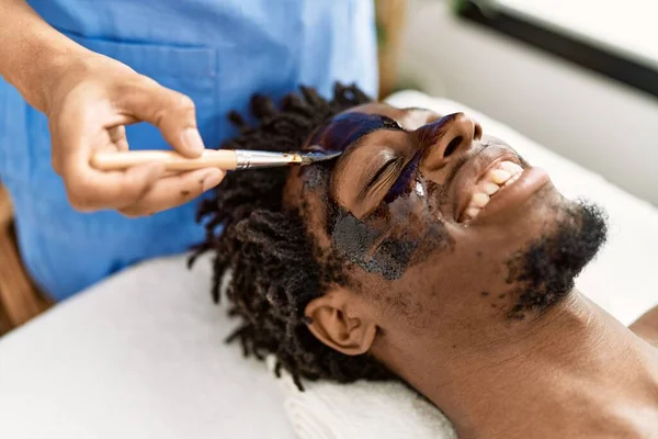 African American Man Reciving Facial Treatment Beauty Center — Stock Photo, Image