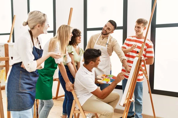 Foto Caucasiana bela jovem professora ensinando arte para crianças