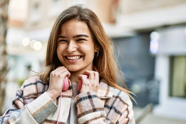 Jonge Blonde Vrouw Het Dragen Van Koptelefoon Glimlachen Zelfverzekerd Straat — Stockfoto