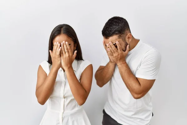 若い異人種間のカップルは泣きながら手で顔を覆う悲しい表情で孤立した背景の上に愛に一緒に立っています うつ病の概念 — ストック写真