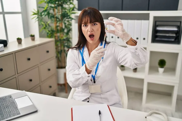 Jeune Femme Brune Médecin Tenant Seringue Vaccin État Choc Visage — Photo