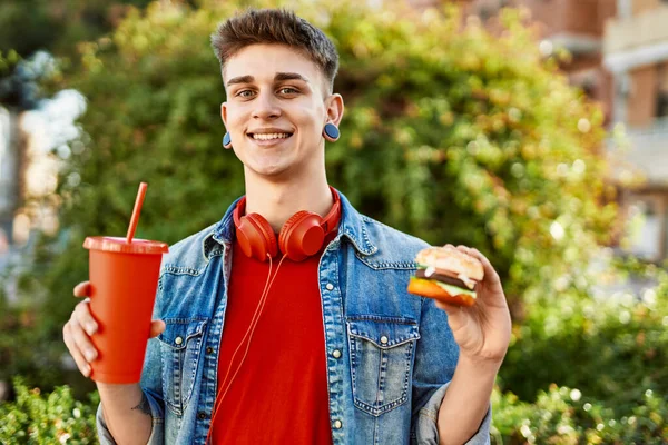 Young Caucasian Guy Eating Burger Soda City — Photo