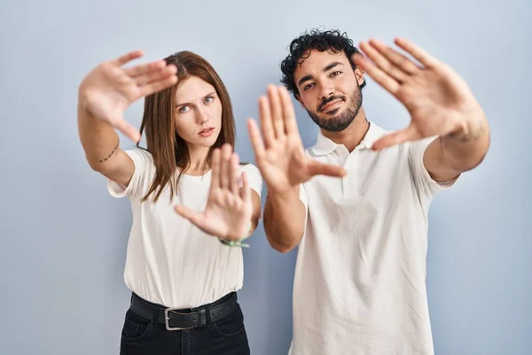 Unga Par Bär Casual Kläder Står Tillsammans Gör Ram Med — Stockfoto