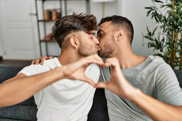 Deux Hommes Hispaniques Couple Embrasser Faire Forme Cœur Avec Les — Photo