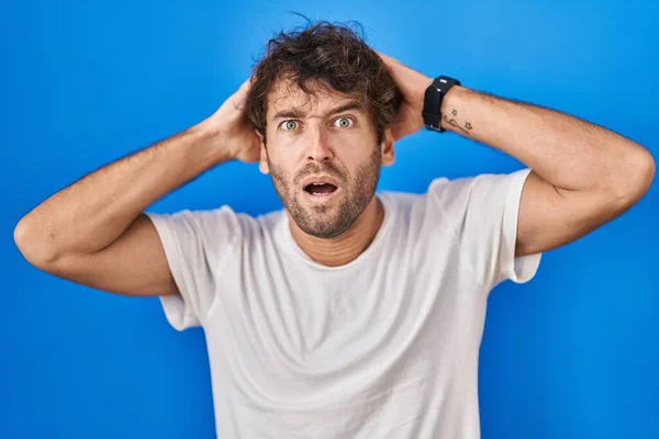 Jeune Homme Hispanique Debout Sur Fond Bleu Fou Effrayé Avec — Photo