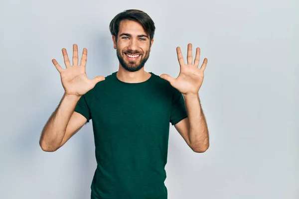 Νεαρός Ισπανός Λευκό Μπλουζάκι Που Δείχνει Και Δείχνει Δάχτυλα Νούμερο — Φωτογραφία Αρχείου