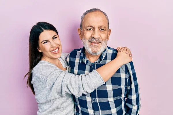 Mulher Morena Jovem Homem Sênior Sobre Fundo Rosa Filha Pai — Fotografia de Stock