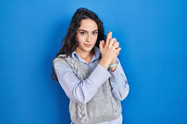 Jonge Brunette Vrouw Staande Blauwe Achtergrond Met Symbolische Pistool Met — Stockfoto