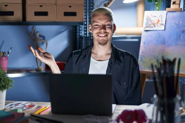 Akşamları Resim Stüdyosunda Dizüstü Bilgisayar Kullanan Genç Beyaz Bir Adam — Stok fotoğraf