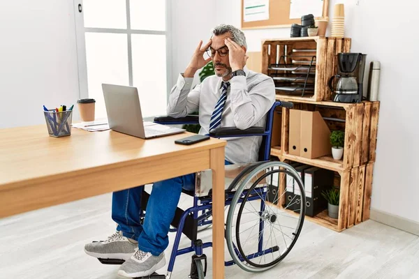 Μεσήλικας Ισπανόφωνος Που Δουλεύει Στο Γραφείο Κάθεται Αναπηρική Καρέκλα Χέρι — Φωτογραφία Αρχείου