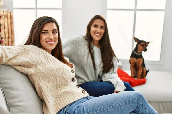 Duas Mulheres Sorrindo Confiantes Sentadas Sofá Com Cão Casa — Fotografia de Stock